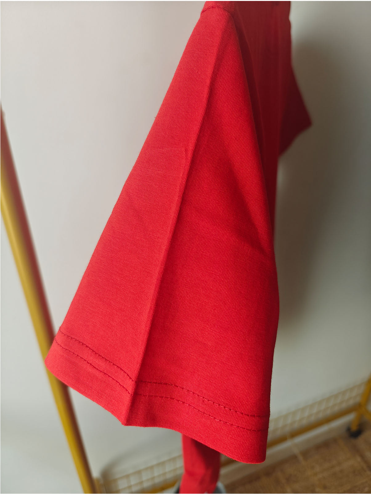 Solid Red : Unisex Regular T-shirt